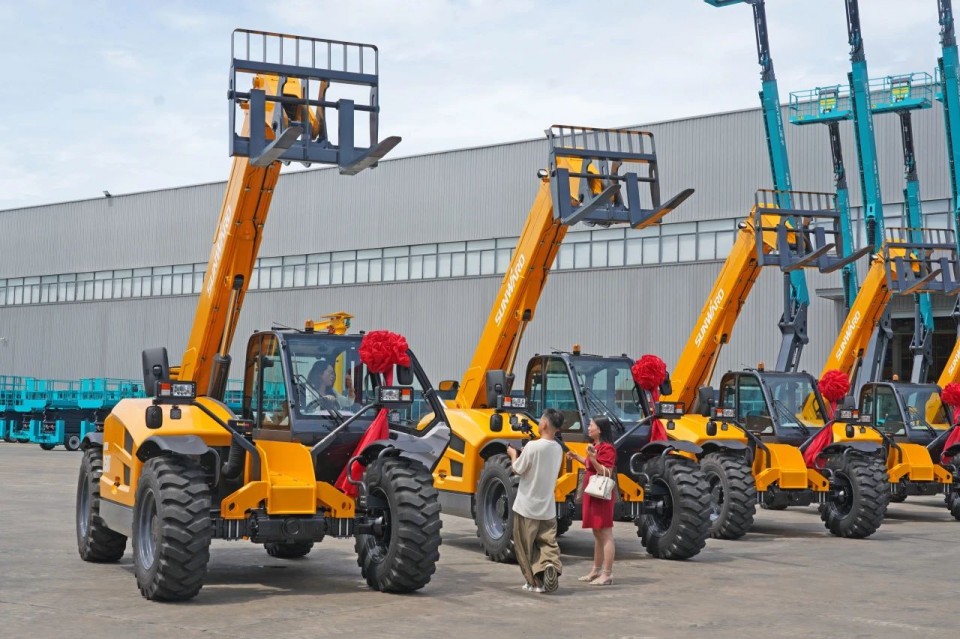 鸿运国际智能伸缩臂叉装车批量交付，，即将奔赴新一线