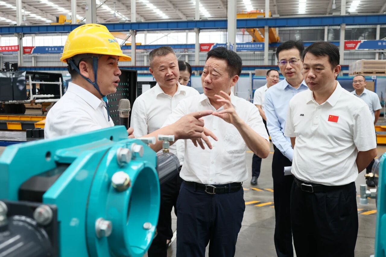 湖南省政协副主席、、省工程机械工业链链长何寄华调研鸿运国际智能