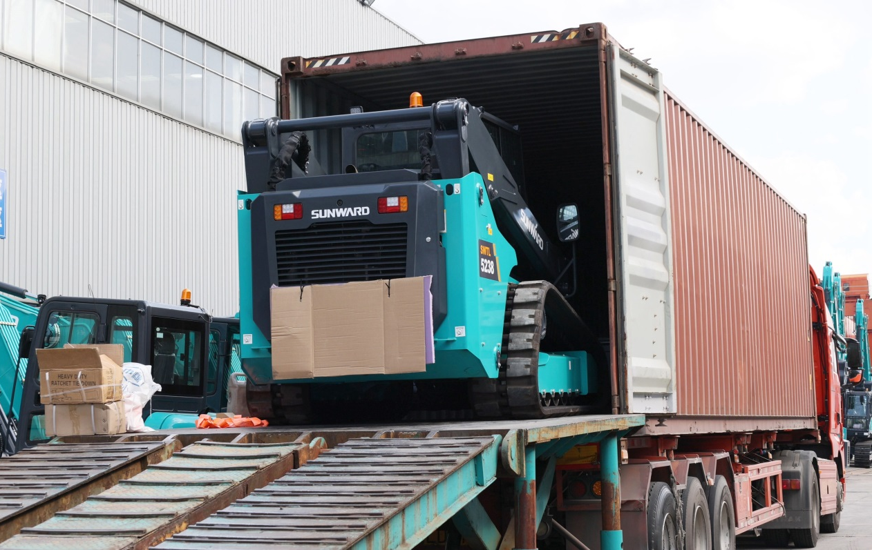 高端装备再获国际认可！！鸿运国际智能最大吨位笔直举升履带式滑移装载机批量发往北美