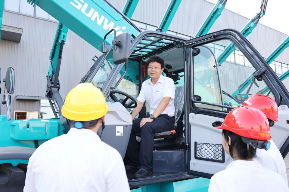 高端机型“双箭齐发”！鸿运国际智能两款伸缩臂叉装车乐成下线