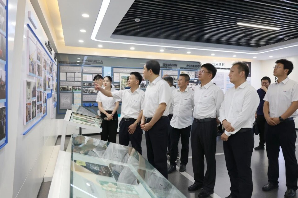 中国煤炭地质总局局长马刚到访鸿运国际智能，同谋绿色智能矿山装备生长新路径