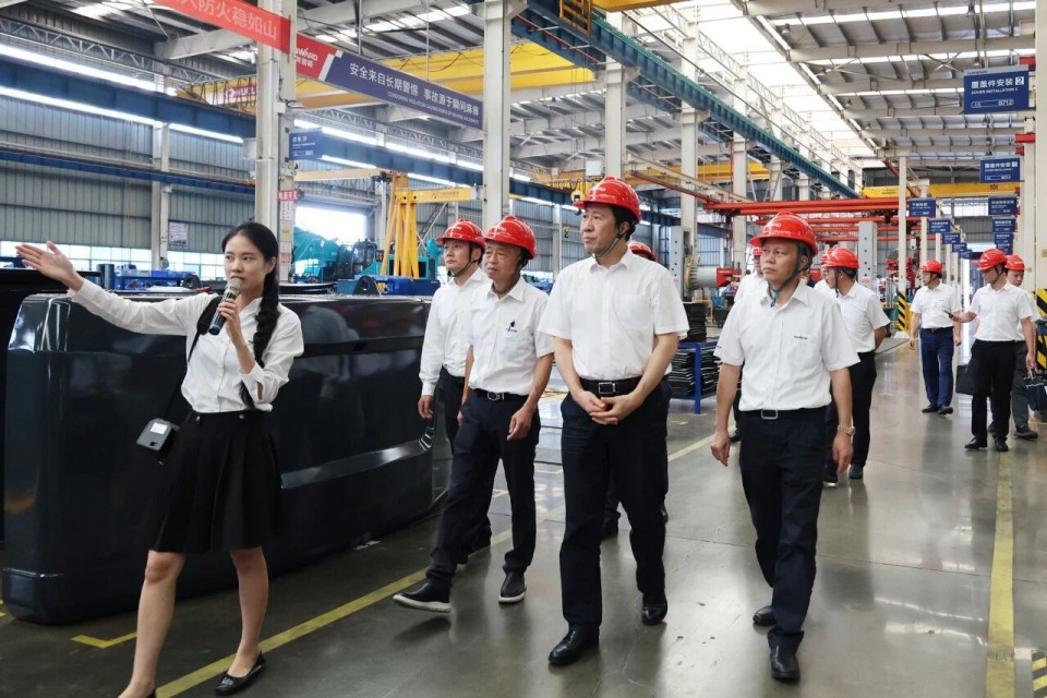 中国煤炭地质总局局长马刚到访鸿运国际智能，同谋绿色智能矿山装备生长新路径