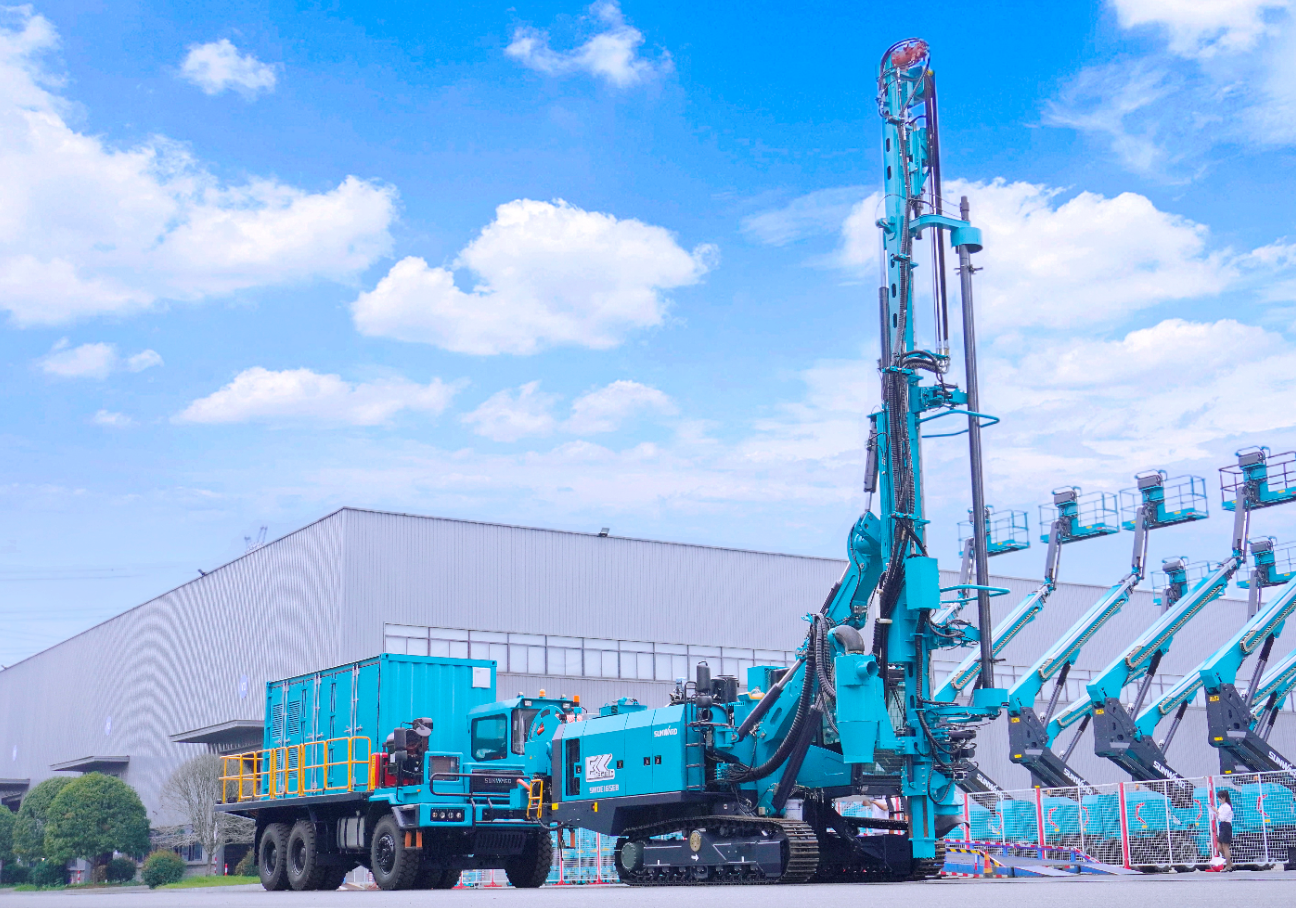 鸿运国际智能SWDE165EB电动潜孔钻机重磅下线，开启绿色钻爆新时代