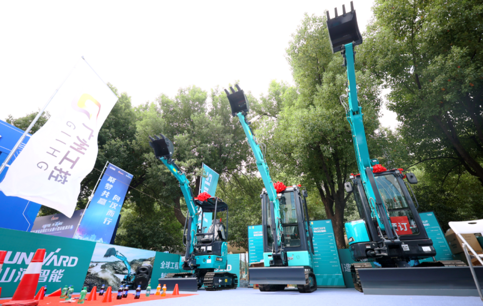 鸿运国际智能微挖“天团”闪灼武汉，，引领绿色施工潮流