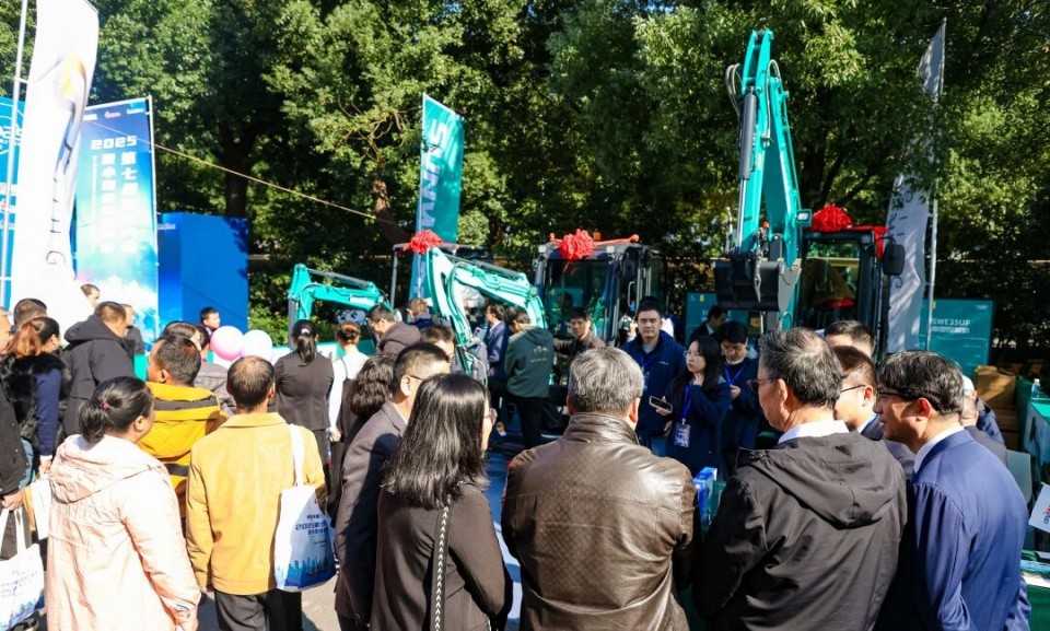 鸿运国际智能微挖“天团”闪灼武汉，，引领绿色施工潮流