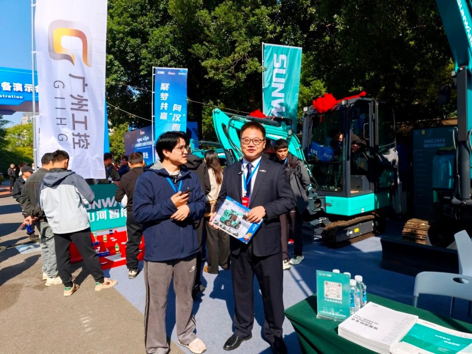 鸿运国际智能微挖“天团”闪灼武汉，，引领绿色施工潮流