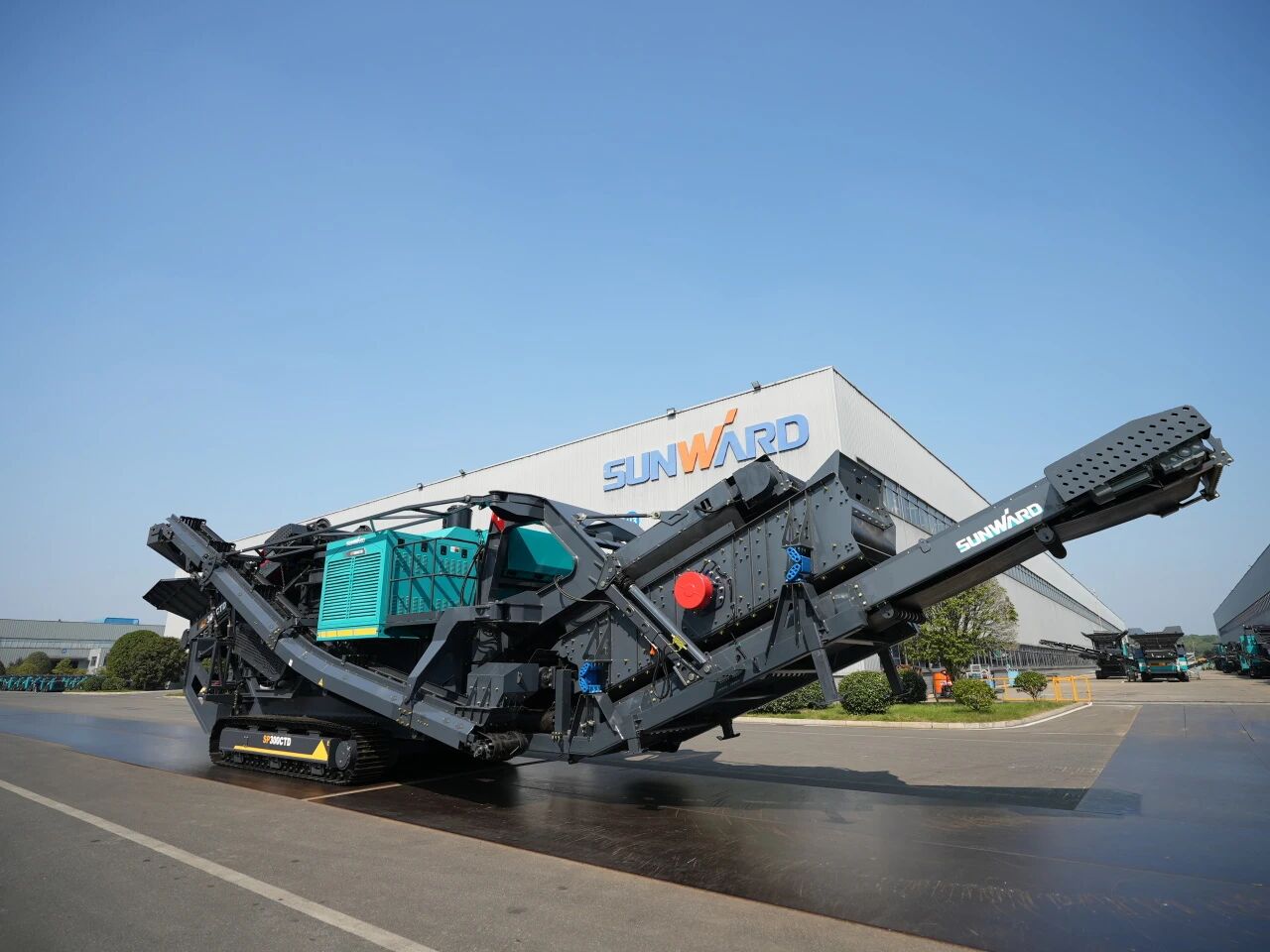 破局国际市场，，，无惧极寒工况！鸿运国际智能SP300CTD柴电两用圆锥破碎站乐成下线