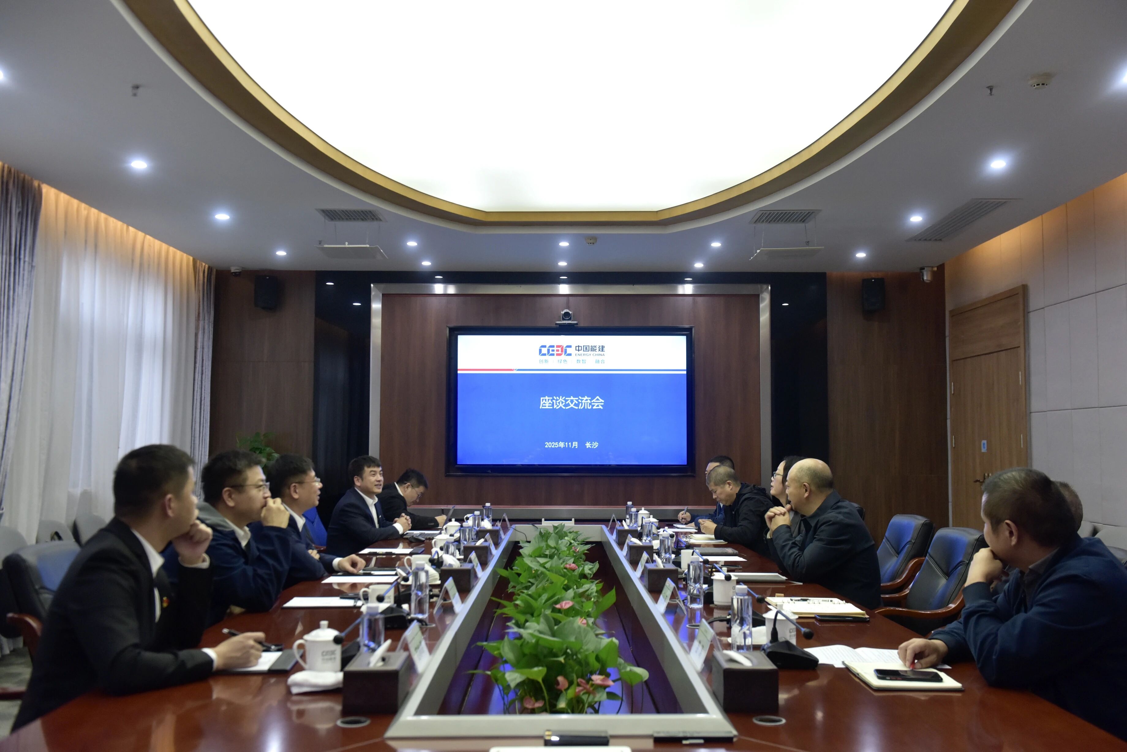 鸿运国际智能与易普力开展座谈交流，，谱写互利共赢新篇章