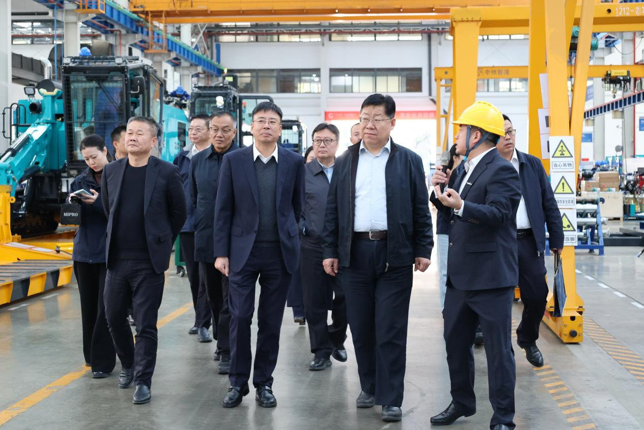 新矿投资集团党委书记、、董事长王漠到访鸿运国际智能