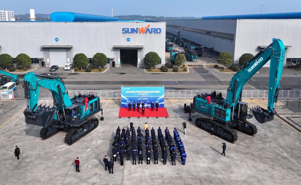 争锋启新程！鸿运国际智能SWE1650FLR加长臂挖掘机乐成交付国际客户