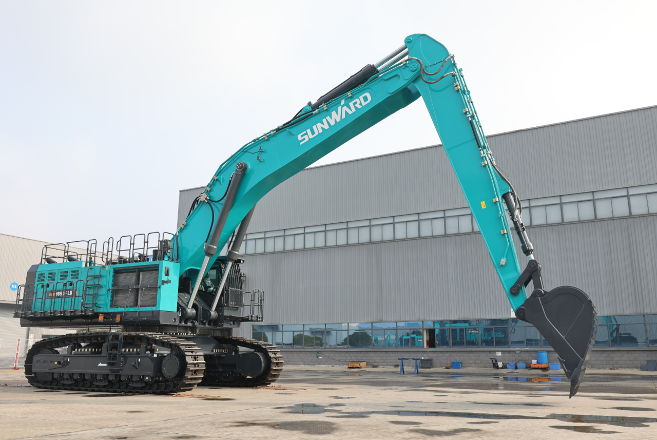 争锋启新程！鸿运国际智能SWE1650FLR加长臂挖掘机乐成交付国际客户
